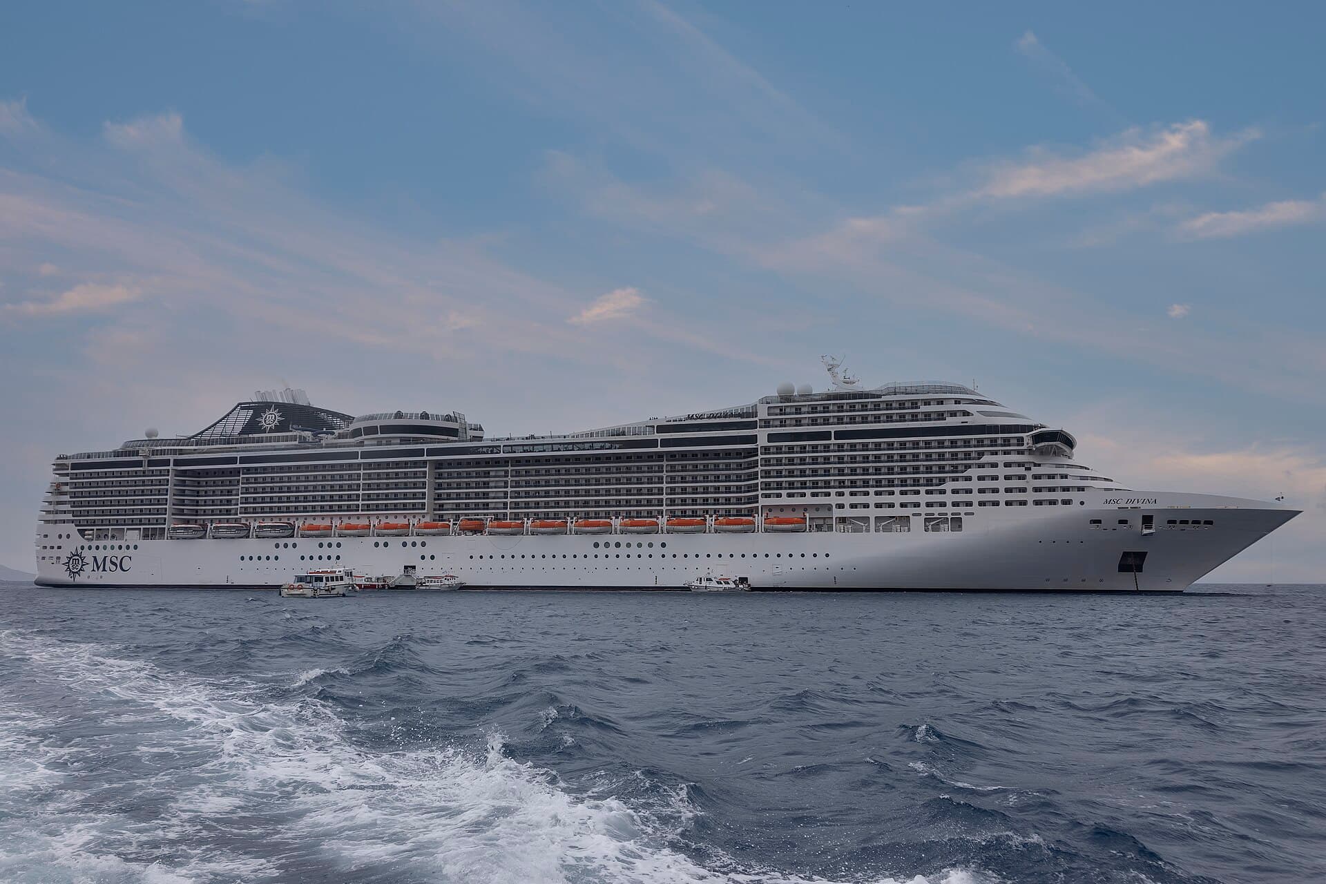 MSC Divina ancorado