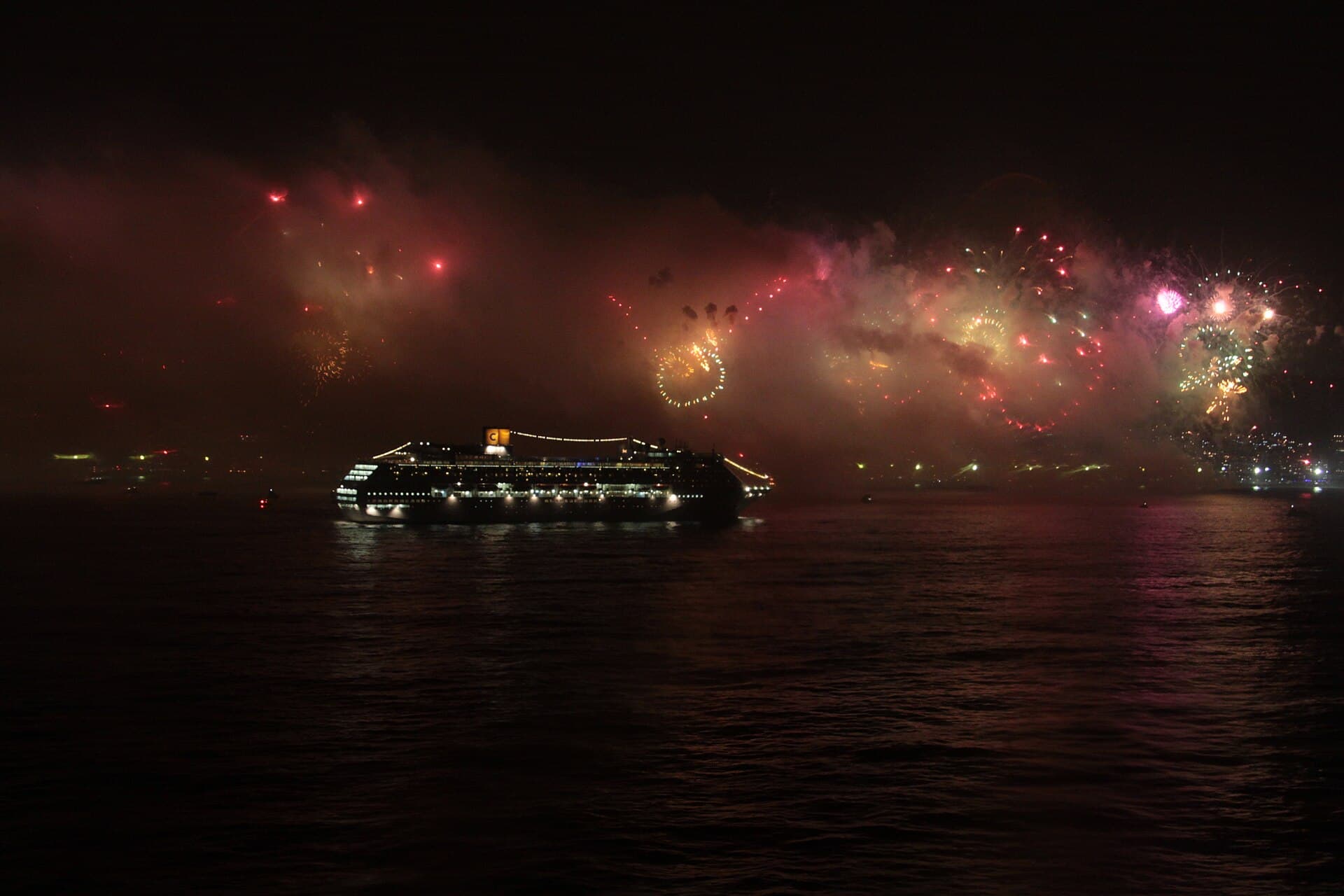 Queima de fogos em Copacabana vista do MSC Musica