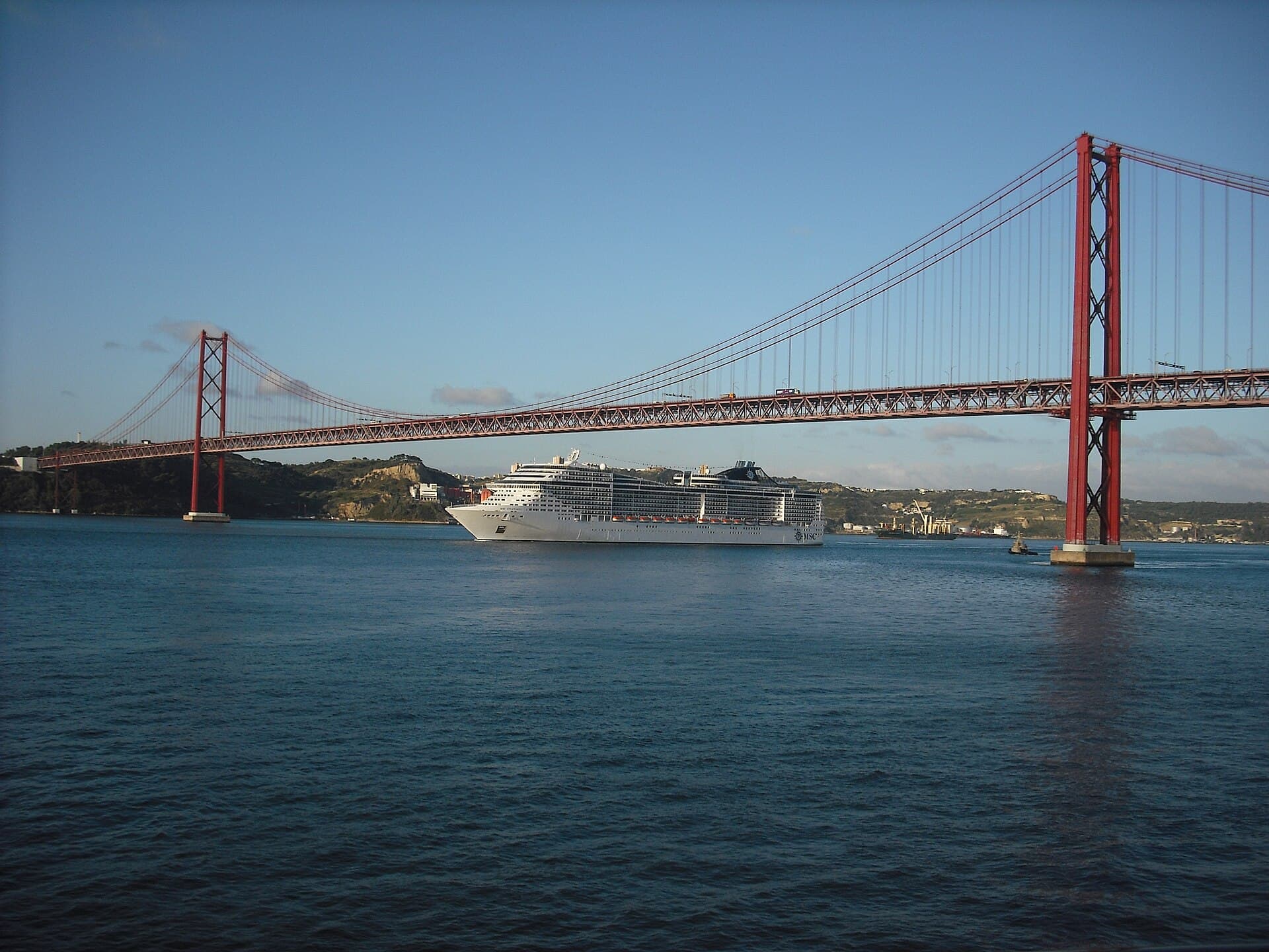 MSC Splendida passando sob a ponte 25 de Abril em Lisboa